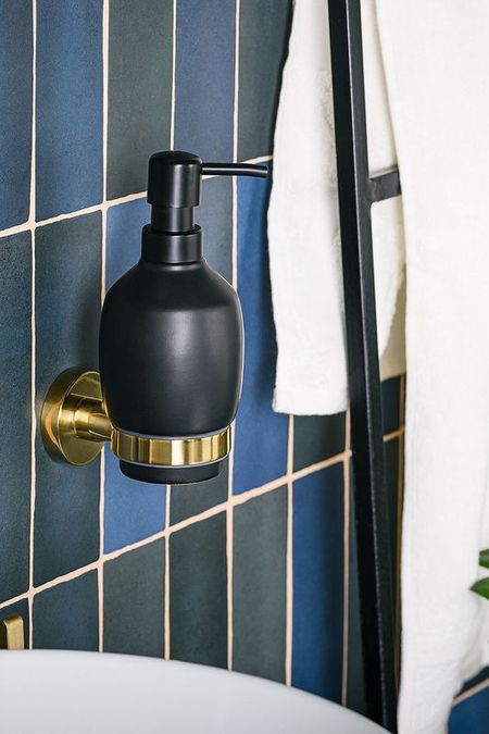Дозатор настенный для жидкого мыла Oro Nero Moroshka