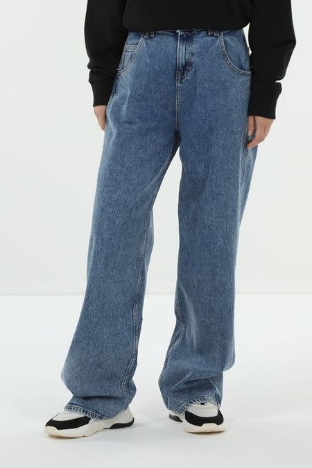 Джинсы с эффектом потертости свободного кроя Tommy Jeans