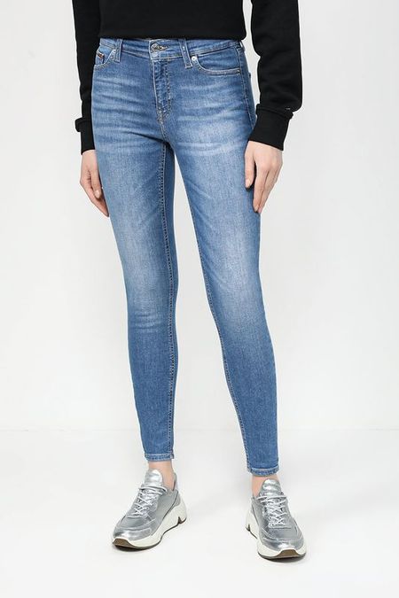 Джинсы с эффектом потертости зауженного кроя Tommy Jeans