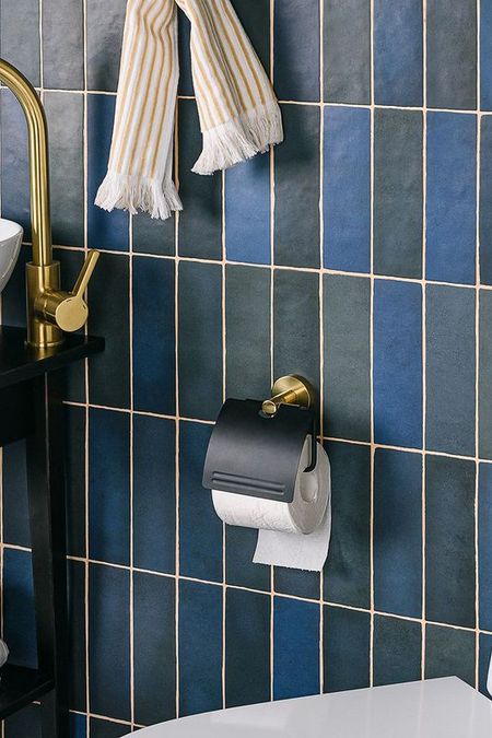 Держатель для туалетной бумаги закрытый Oro Nero Moroshka