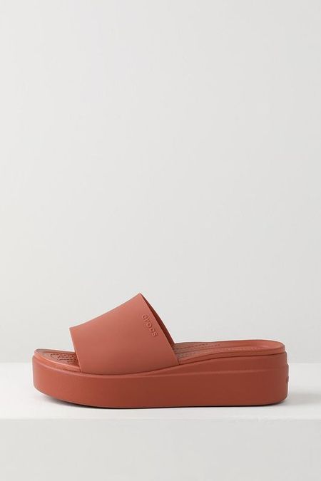 Пантолеты-шлепанцы на платформе Crocs