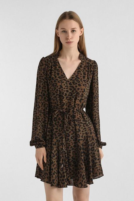 Платье с анималистичным принтом расклешенное Guess