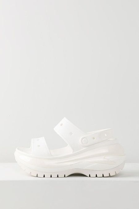 Сандалии на высокой подошве Crocs