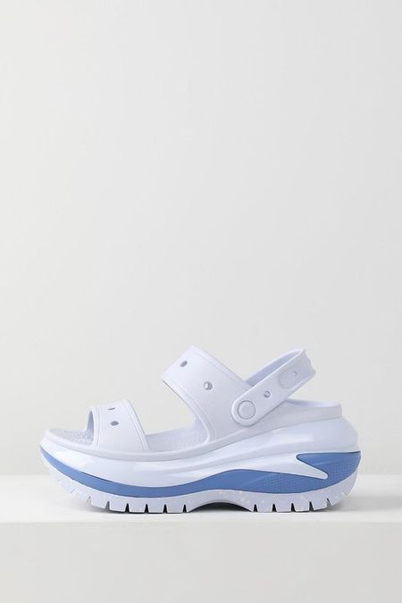 Сандалии на высокой платформе Crocs