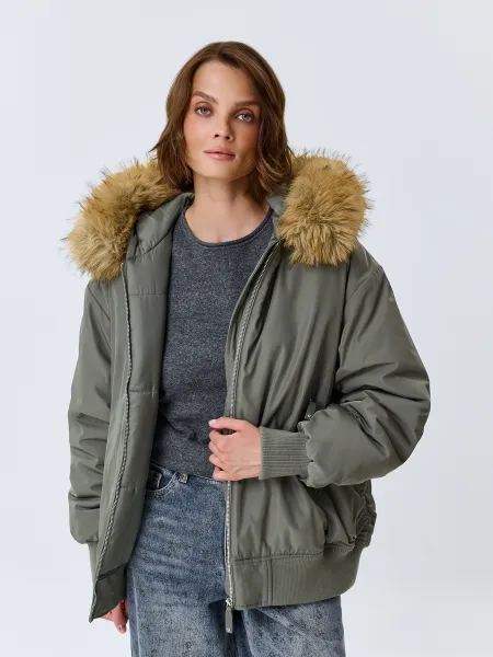 Oversize бомбер с меховым капюшоном SAVAGE